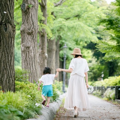 並木道を歩く、アトリエUta Hanaの後ろ姿
