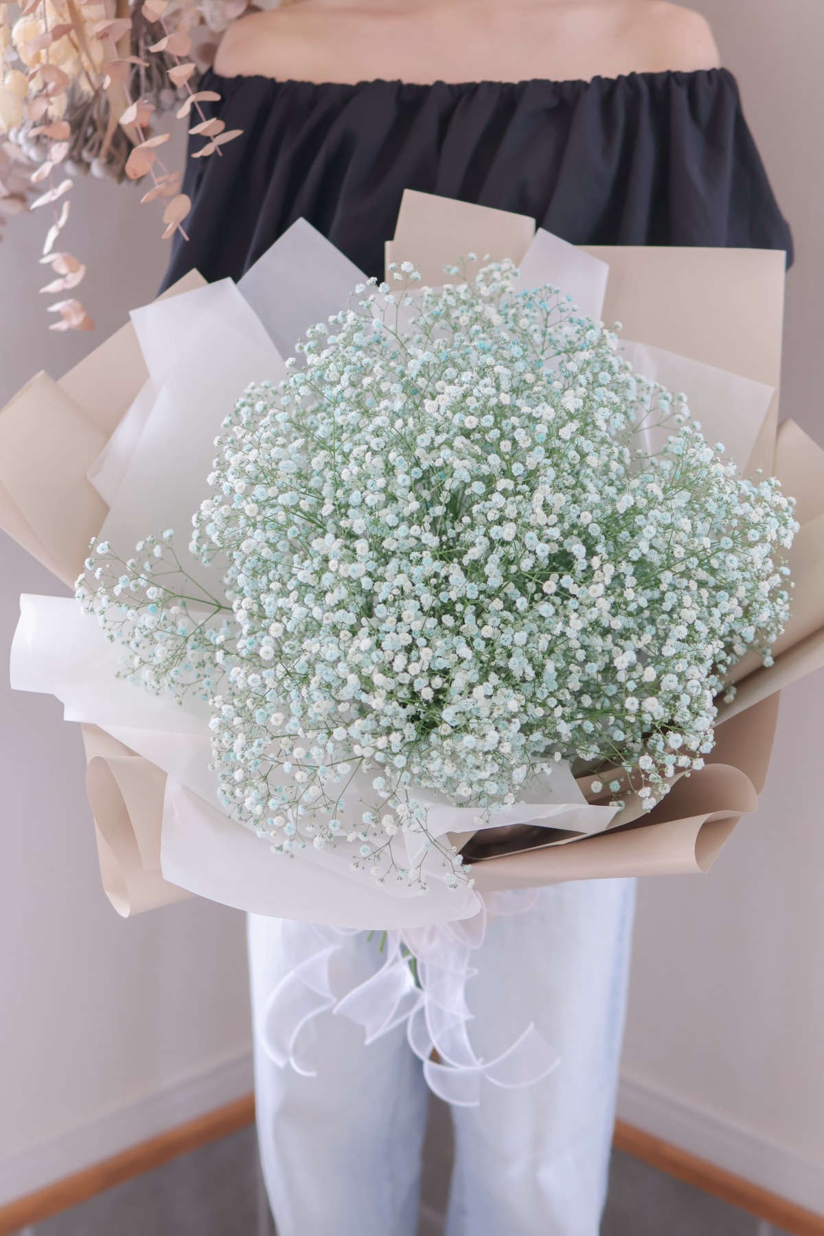 ブルーに染めたかすみそうのプロポーズの花束
