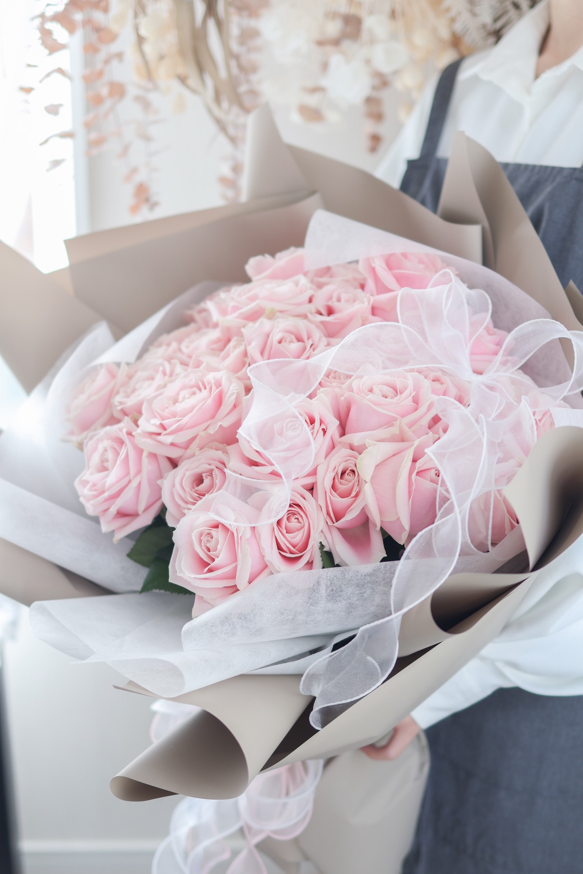 横浜のアトリエで作った、淡いピンクのバラ33本のプロポーズの花束
